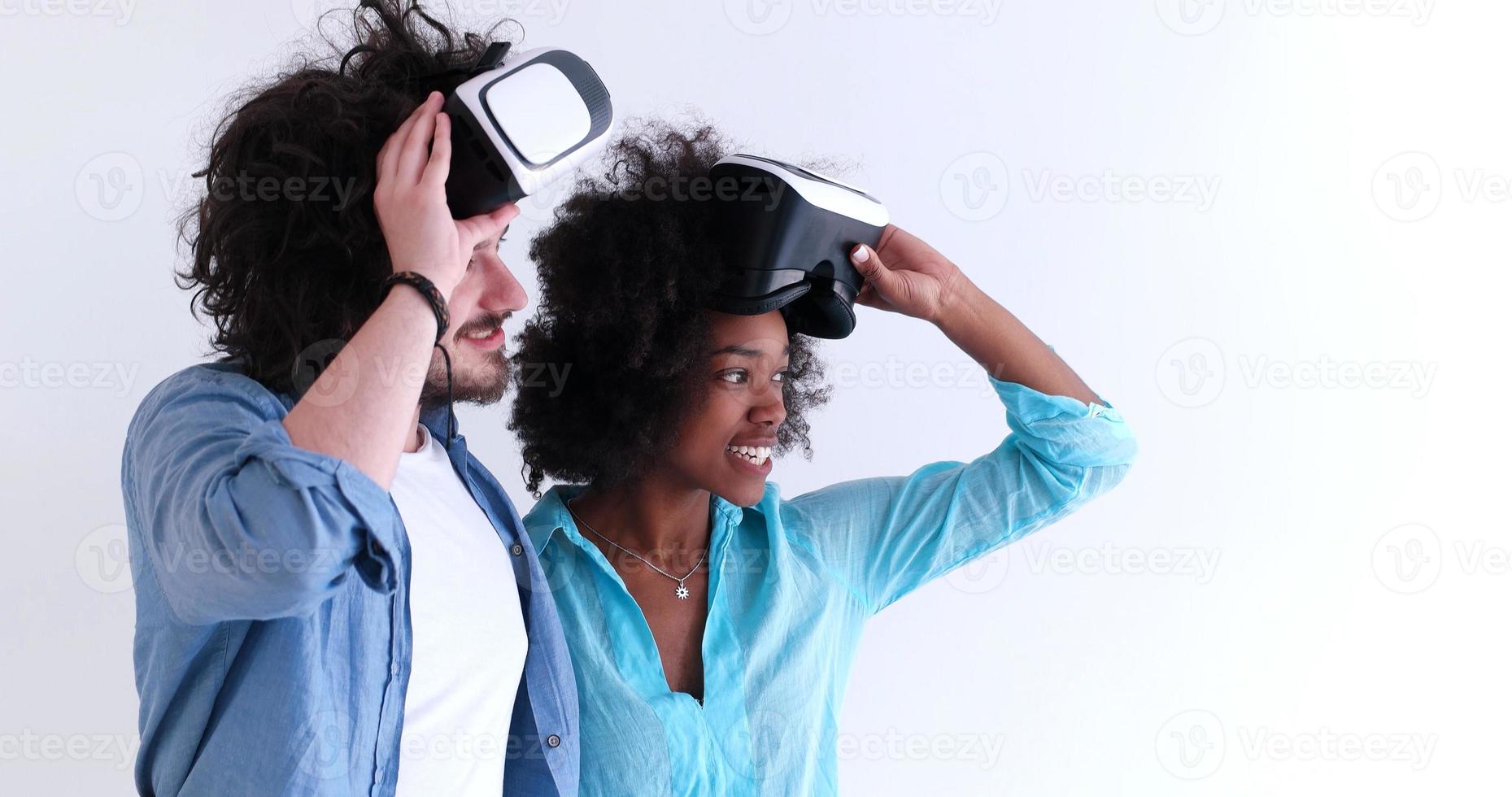 pareja multiétnica obteniendo experiencia usando gafas de auriculares vr foto