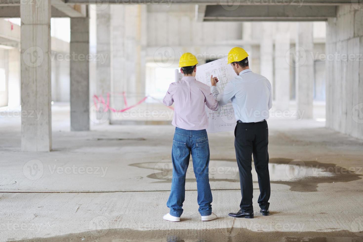 equipo de arquitectos en el sitio de construcción foto