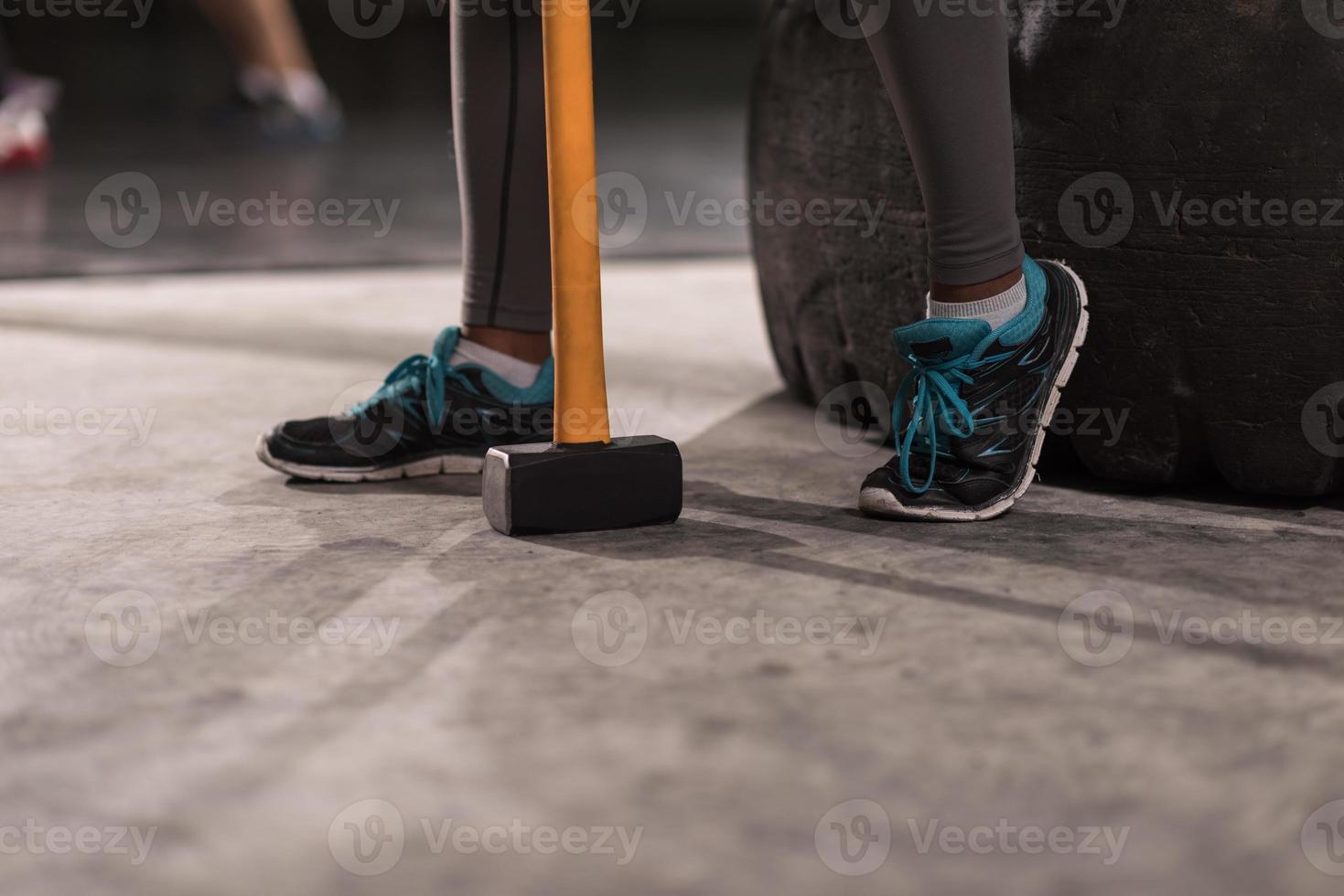 mujer negra después del entrenamiento con martillo con foco en las piernas foto