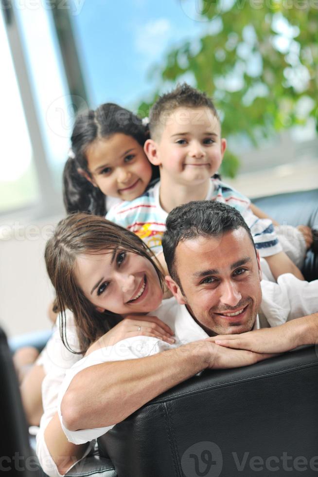 joven familia en casa foto