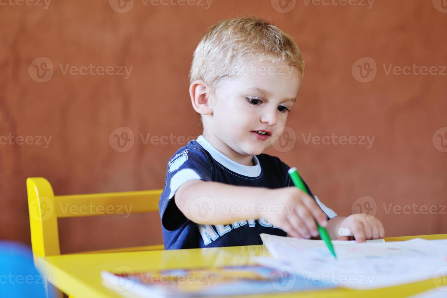 lindo niño pequeño juega y diviértete foto