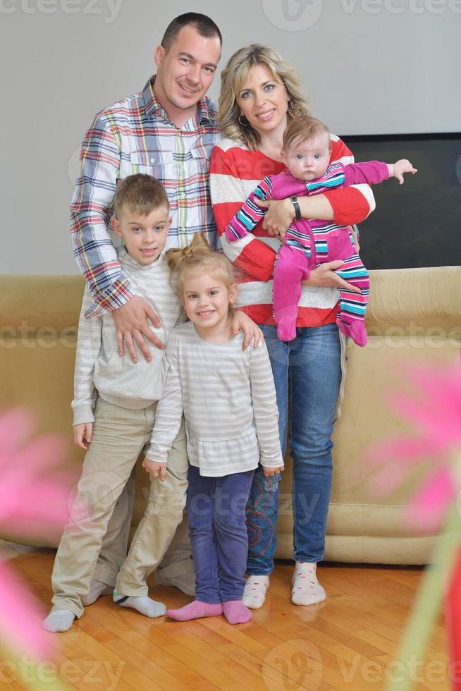 familia joven feliz en casa foto