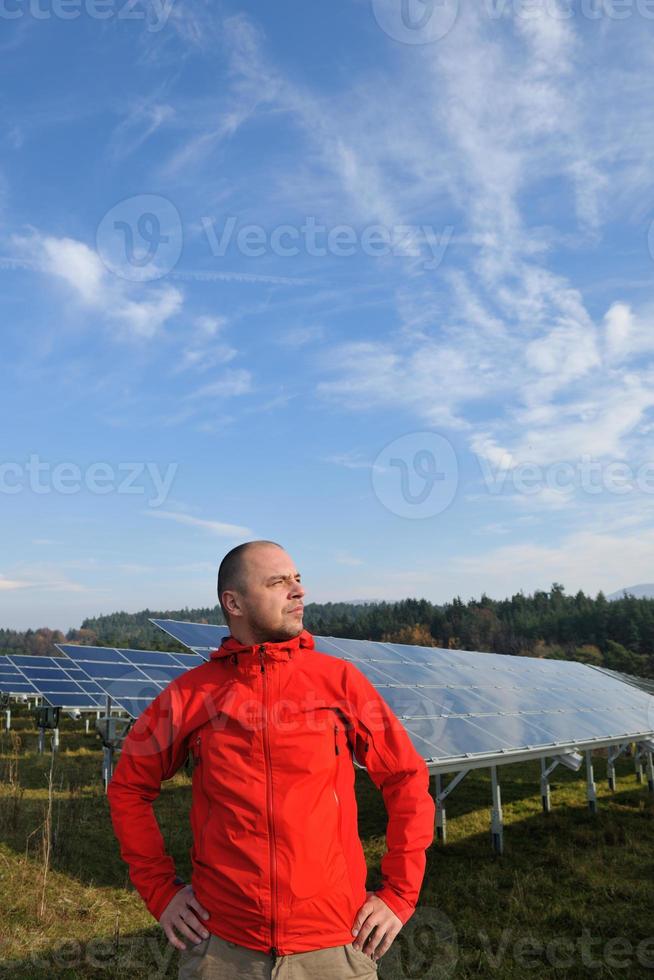 ingeniero de paneles solares masculino en el lugar de trabajo foto