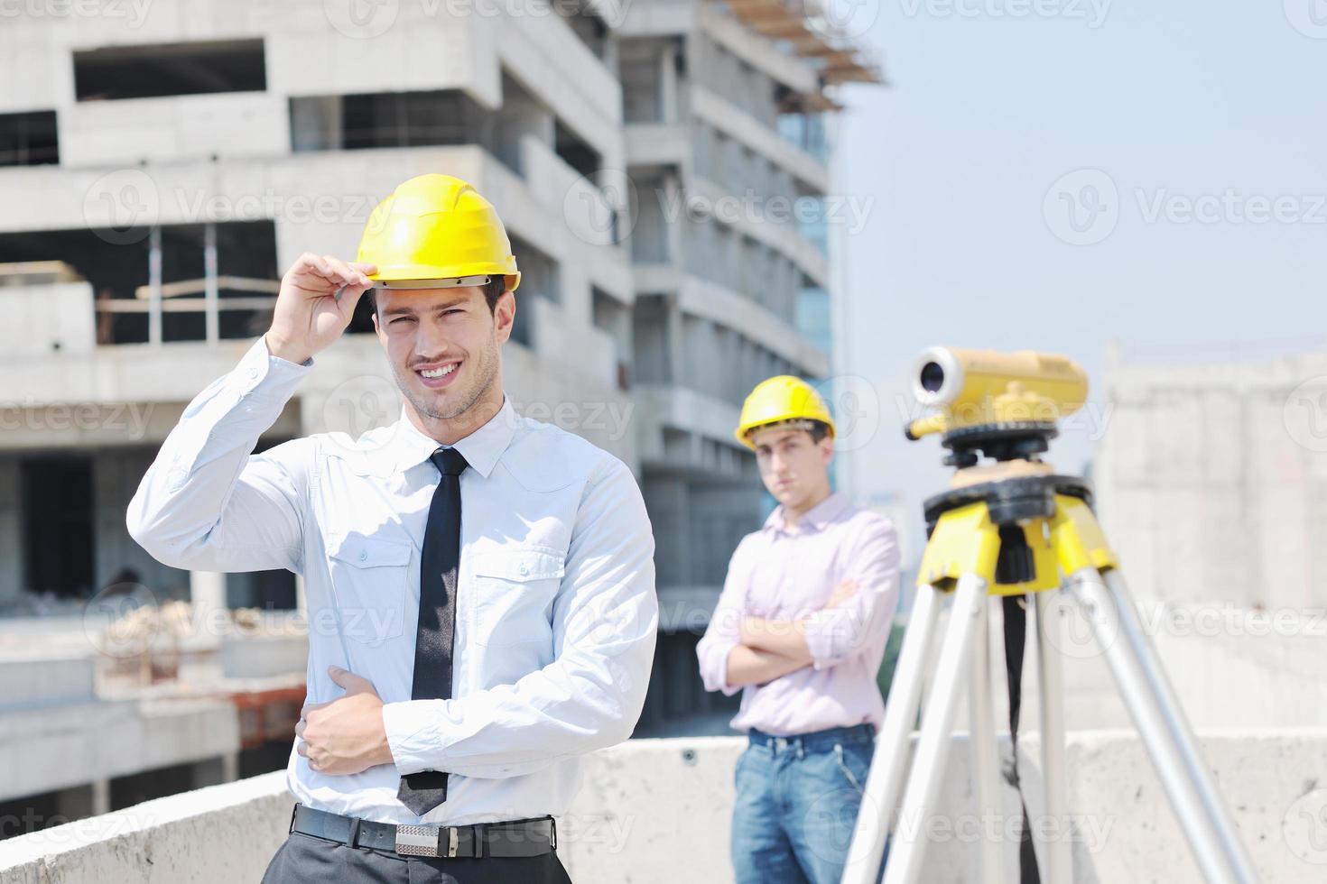 equipo de arquitectos en el sitio de construcción foto