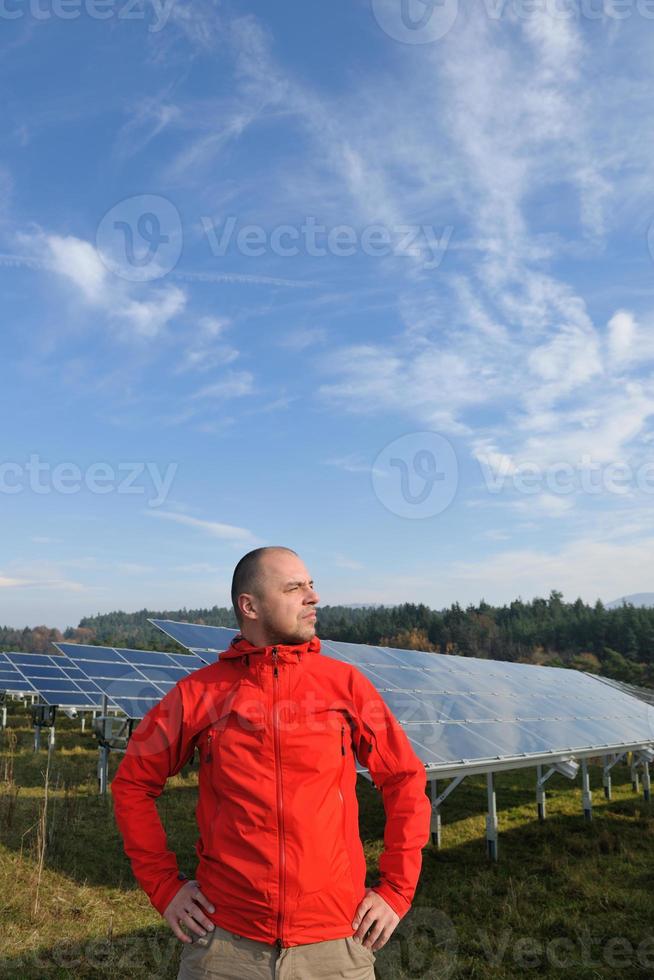 ingeniero de paneles solares masculino en el lugar de trabajo foto