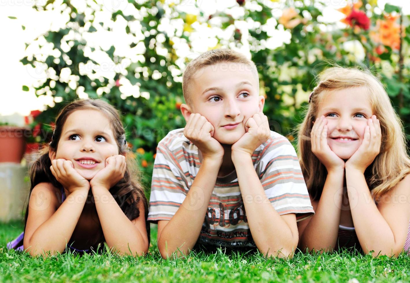 niños felices al aire libre foto