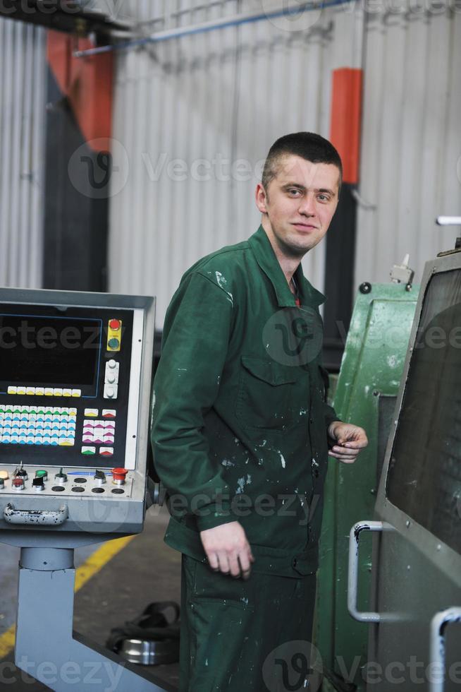 trabajadores de la industria personas en fábrica foto