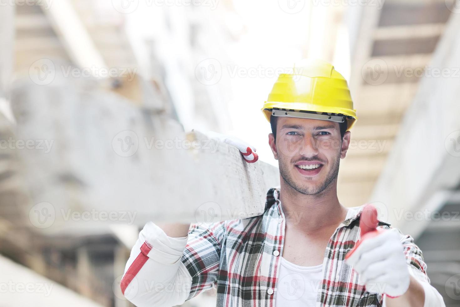 duro trabajador en el sitio de construcción foto