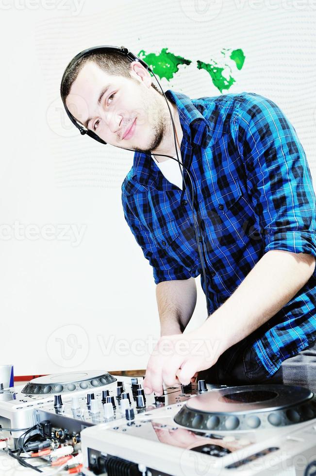 dj on party photo