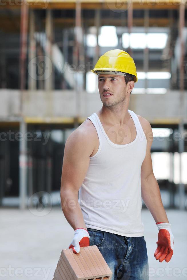 duro trabajador en el sitio de construcción foto