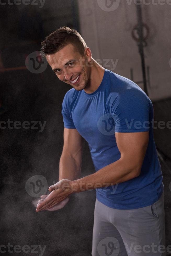 gimnasio tiza carbonato de magnesio manos aplaudiendo hombre foto