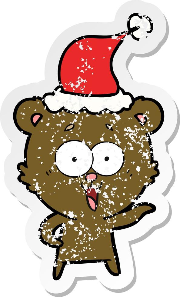 caricatura de pegatina angustiada de oso de peluche riéndose de un sombrero de santa vector