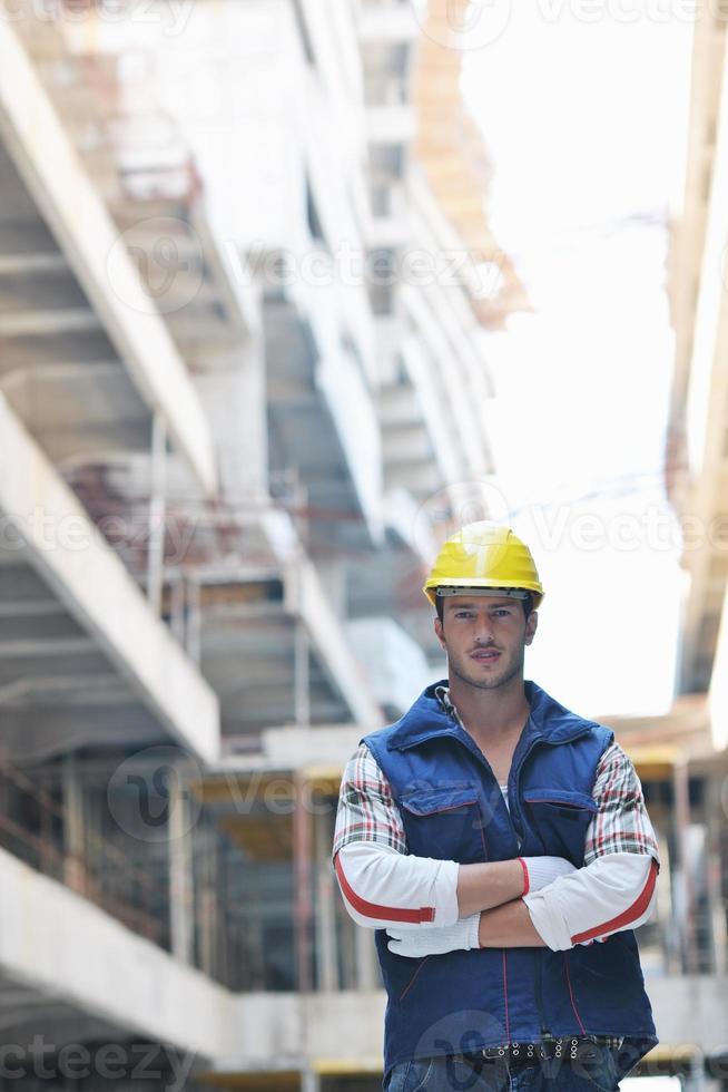 duro trabajador en el sitio de construcción foto