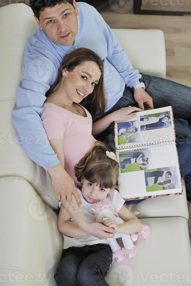 familia feliz mirando fotos en casa