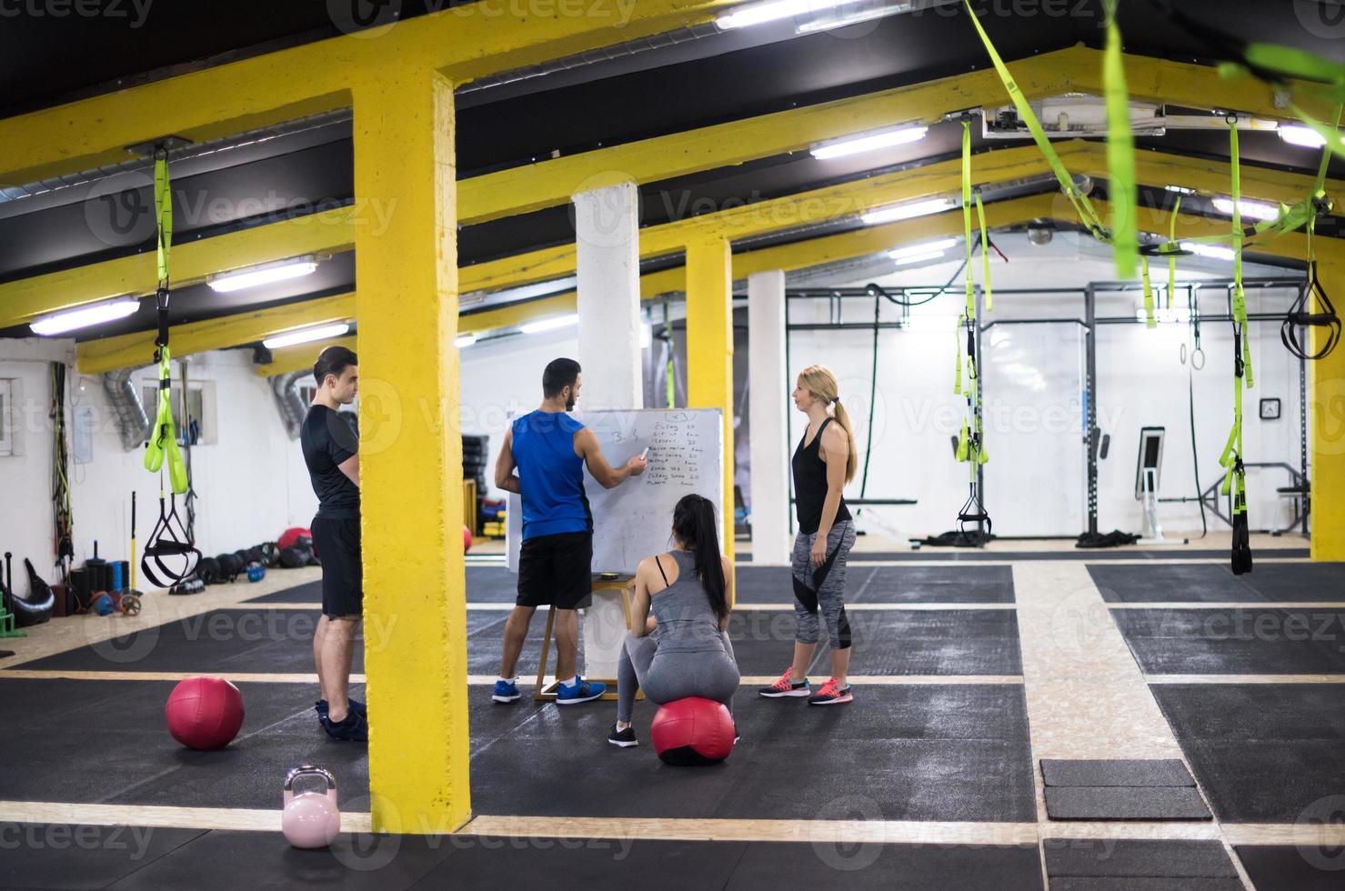 atletas recibiendo instrucciones del entrenador foto