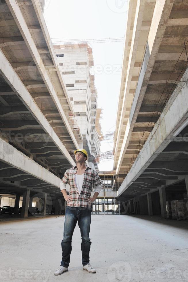 duro trabajador en el sitio de construcción foto