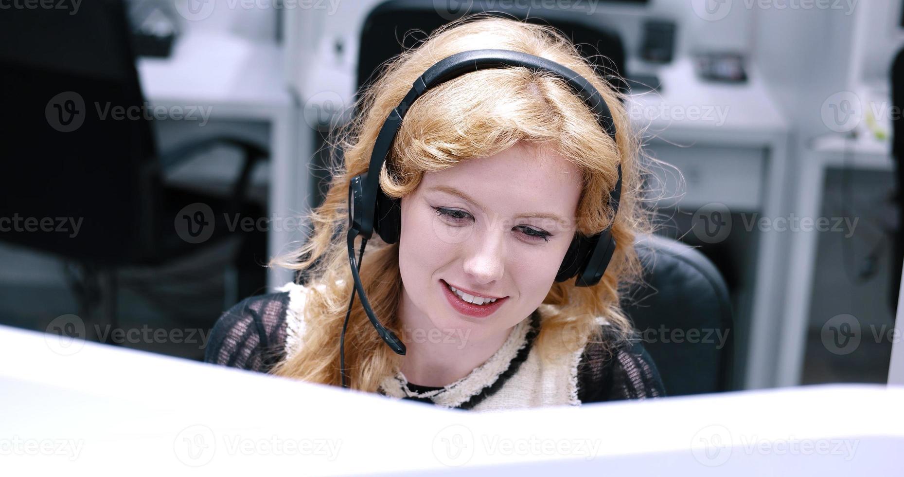 operadora de call center haciendo su trabajo foto