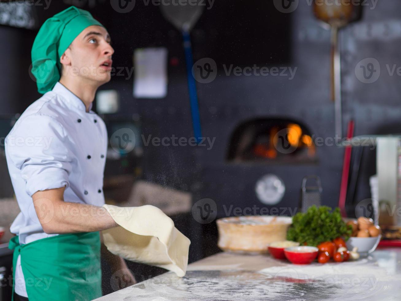 chef vomitando masa de pizza foto