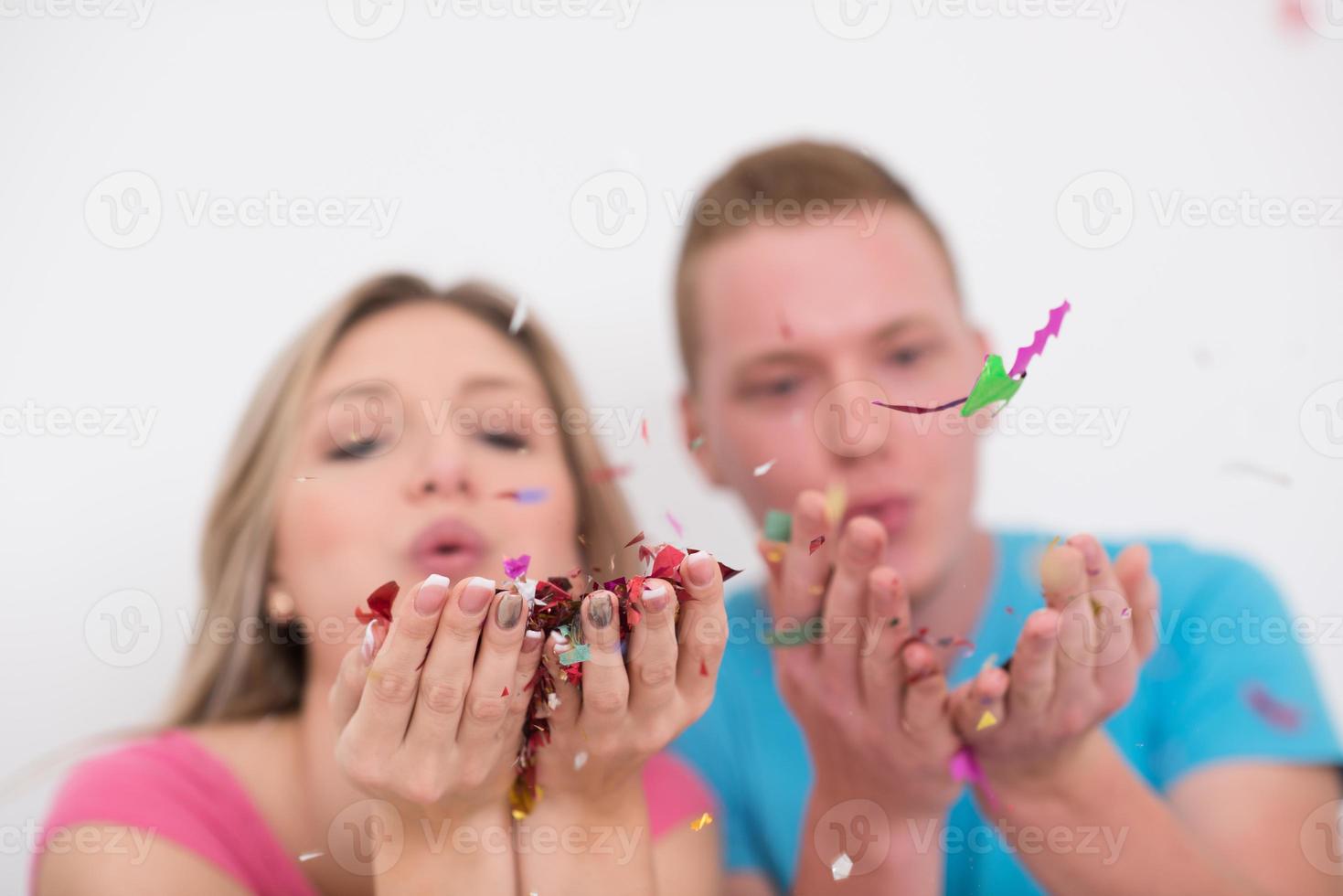 pareja joven romántica celebrando la fiesta con confetti foto