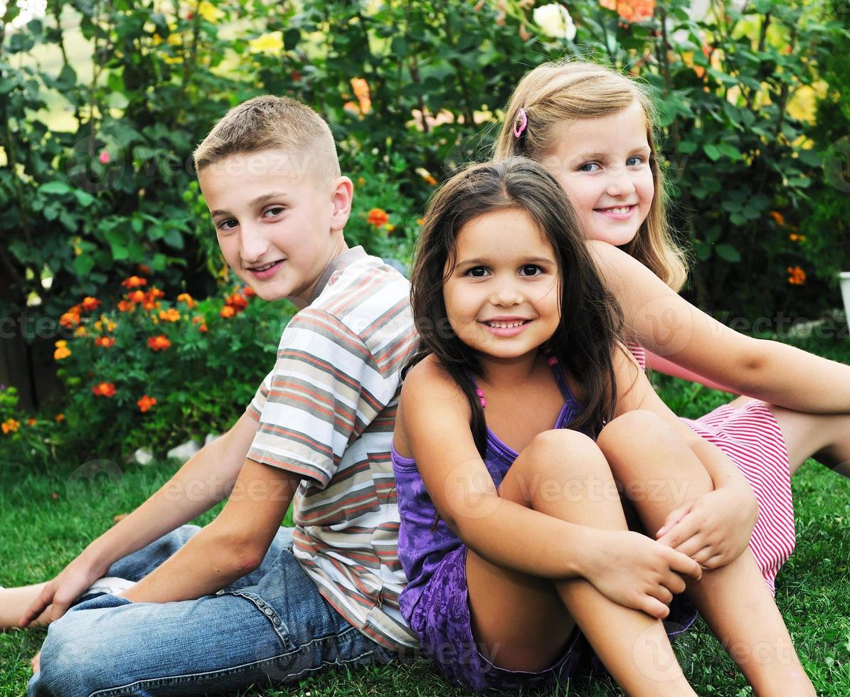 niños felices al aire libre foto