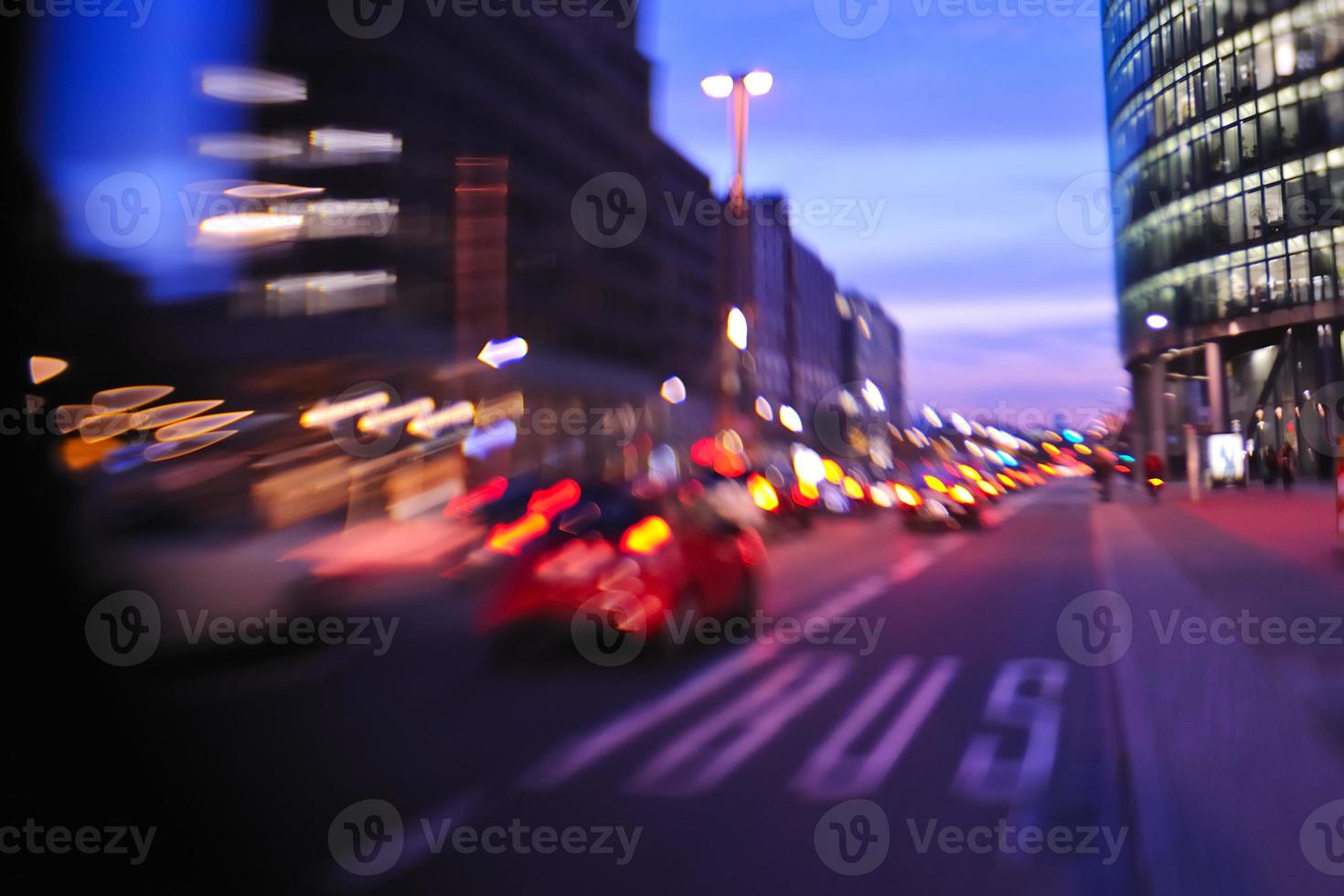 noche de la ciudad con movimiento de coches luz borrosa en la calle concurrida foto