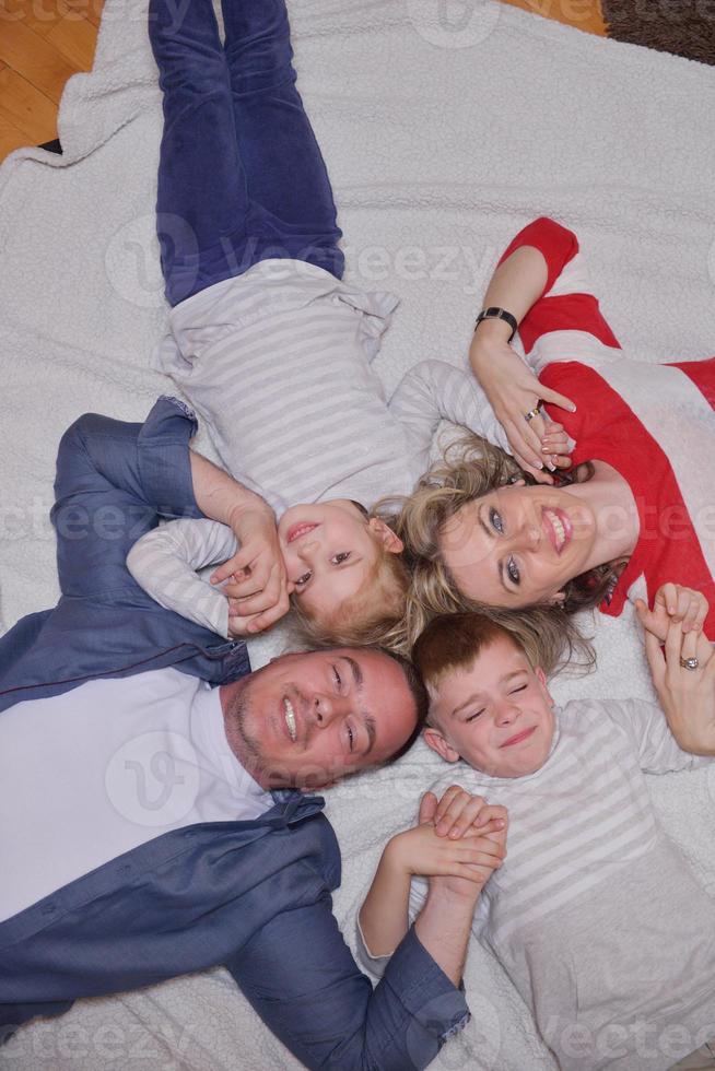 familia joven feliz en casa foto