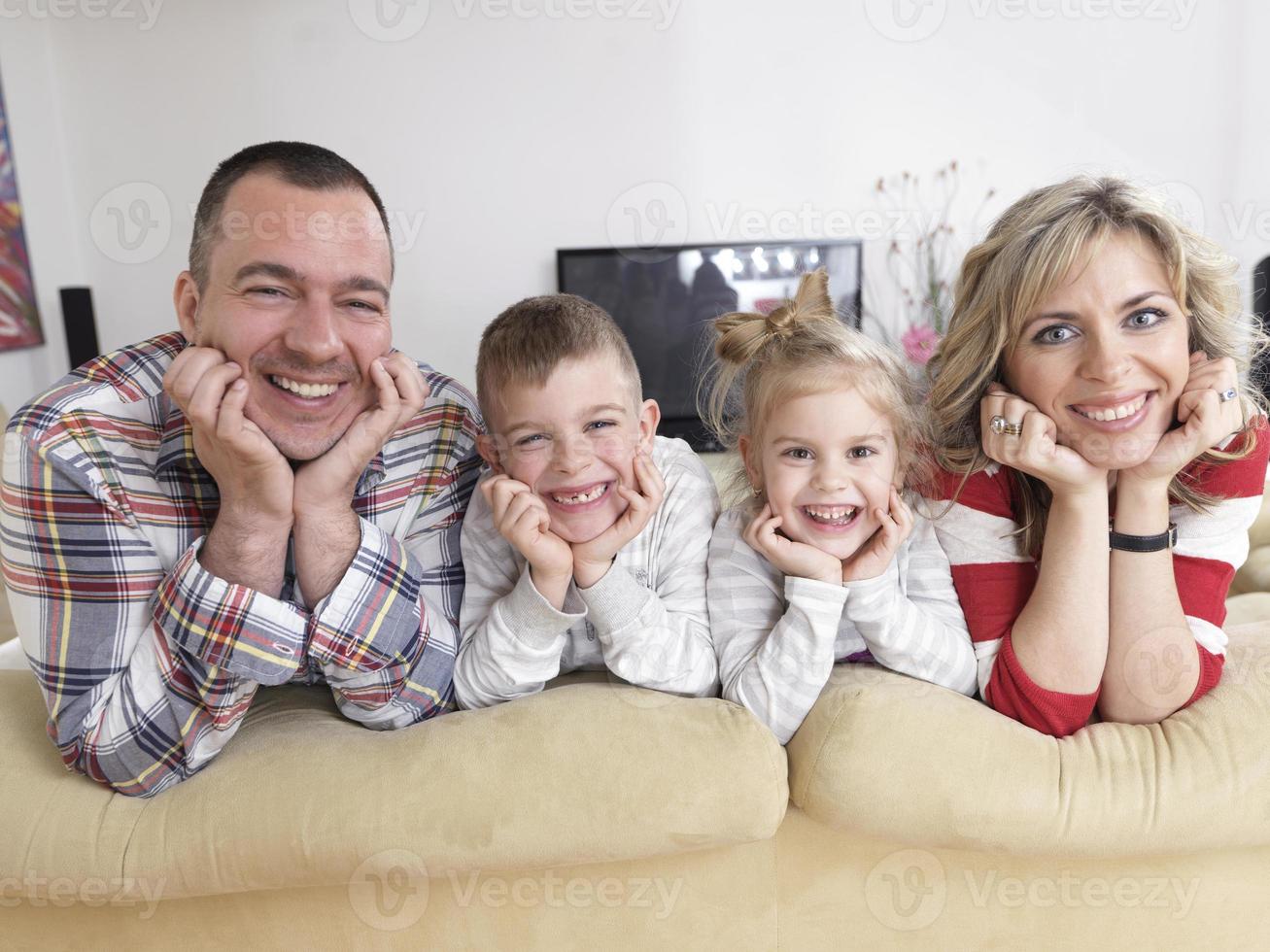 familia joven feliz en casa foto