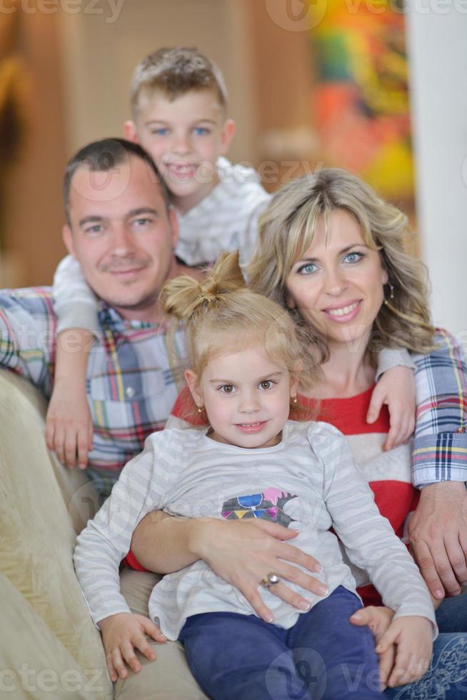 familia joven feliz en casa foto