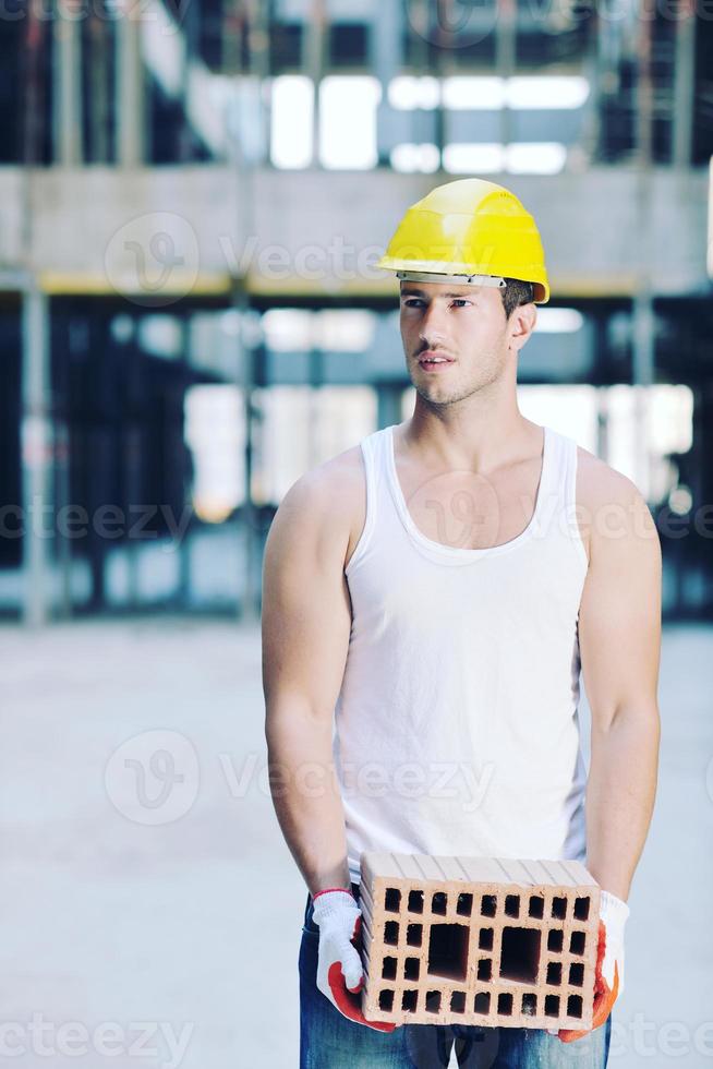 duro trabajador en el sitio de construcción foto