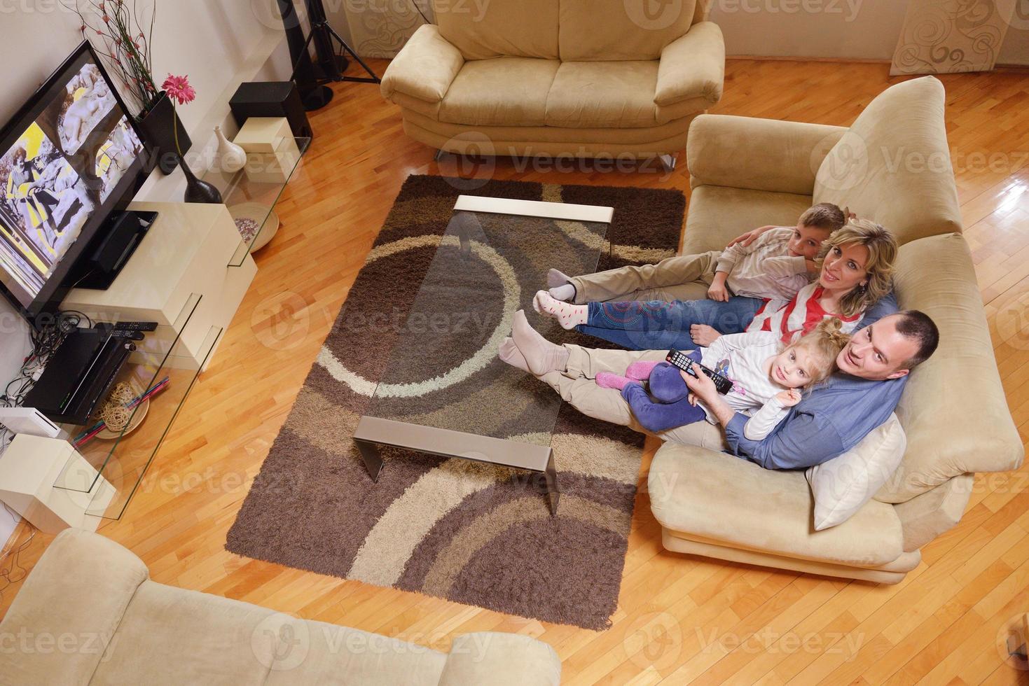 familia joven feliz en casa foto