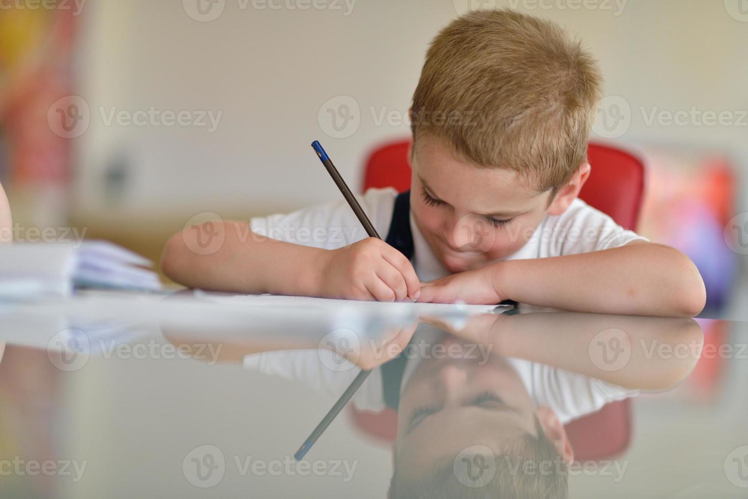 niño haciendo la tarea foto