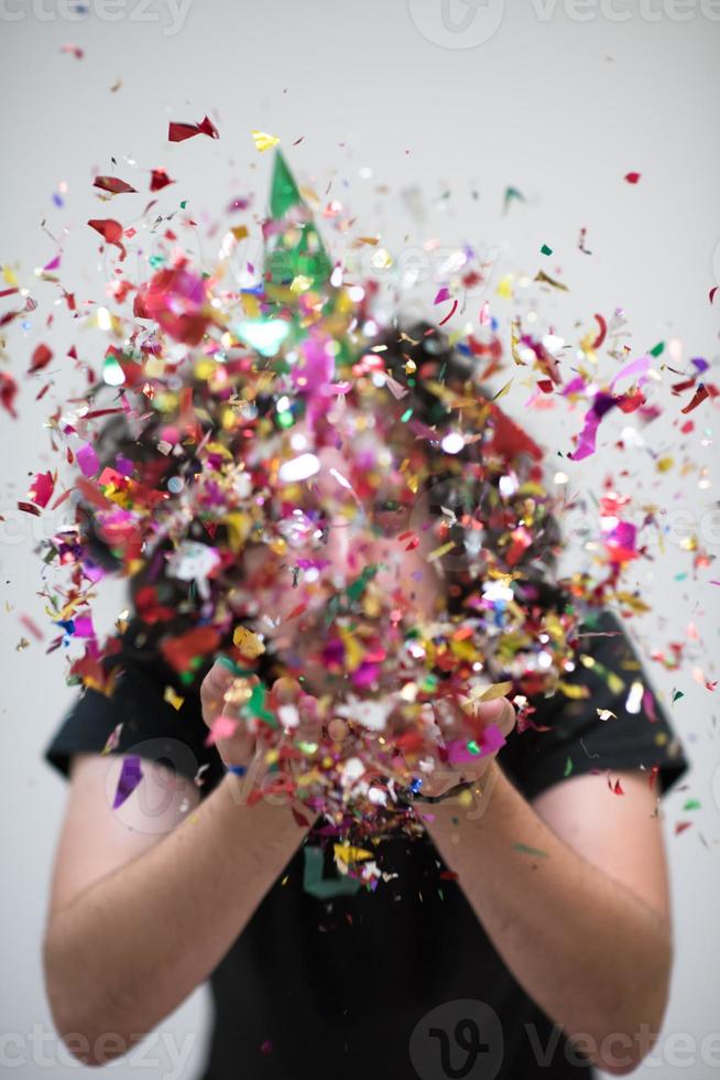 hombre de confeti en la fiesta foto