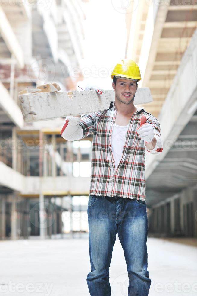 duro trabajador en el sitio de construcción foto