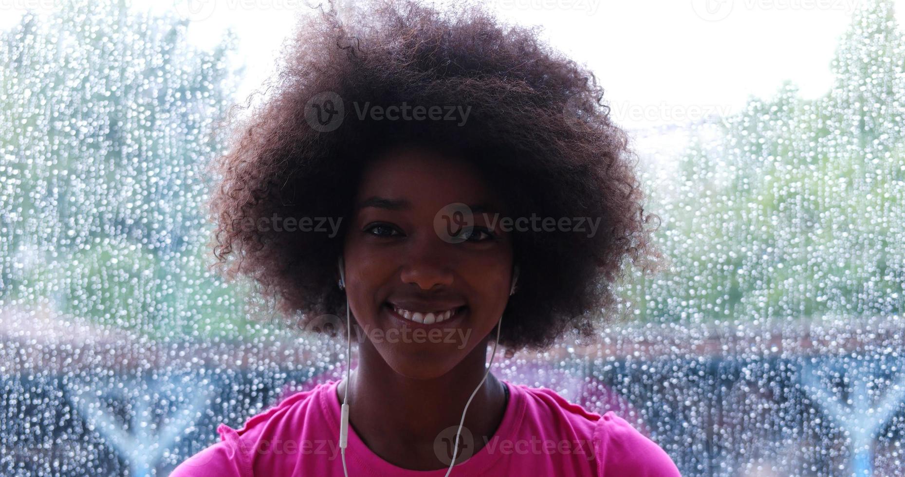 retrato, de, joven, mujer afro americana, en, gimnasio foto