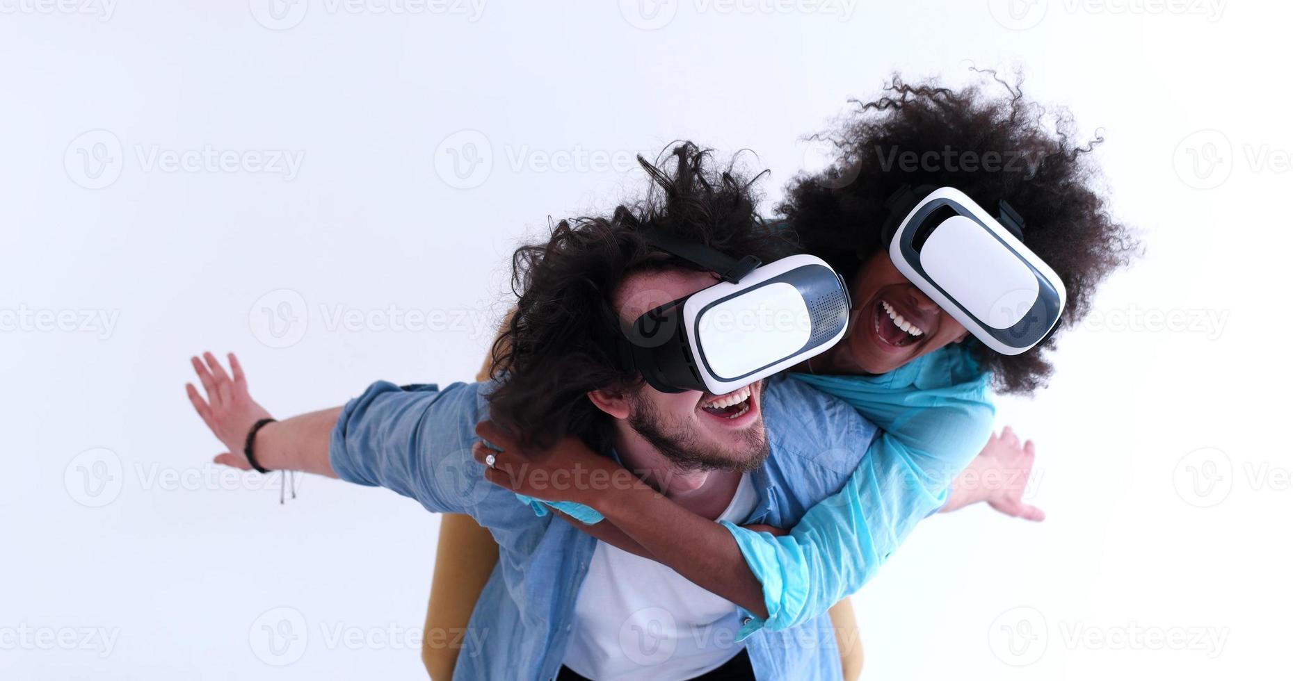 pareja multiétnica obteniendo experiencia usando gafas de auriculares vr foto