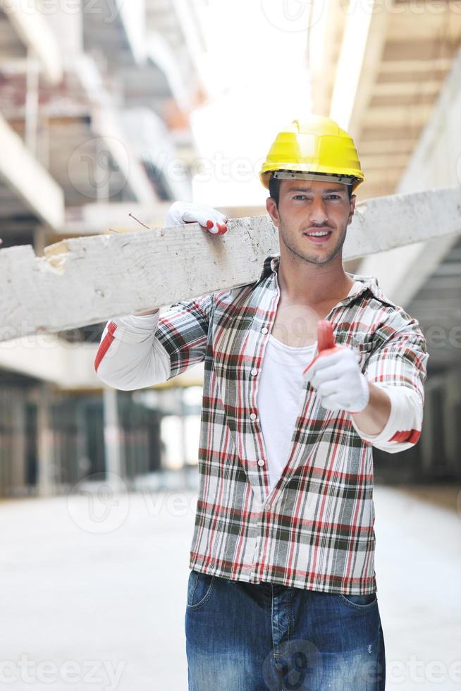 duro trabajador en el sitio de construcción foto