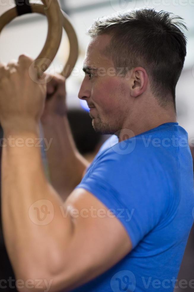 hombre haciendo ejercicio de inmersión foto