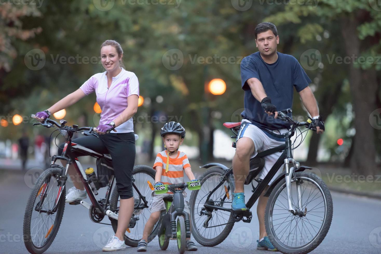 familia joven con bicicletas foto