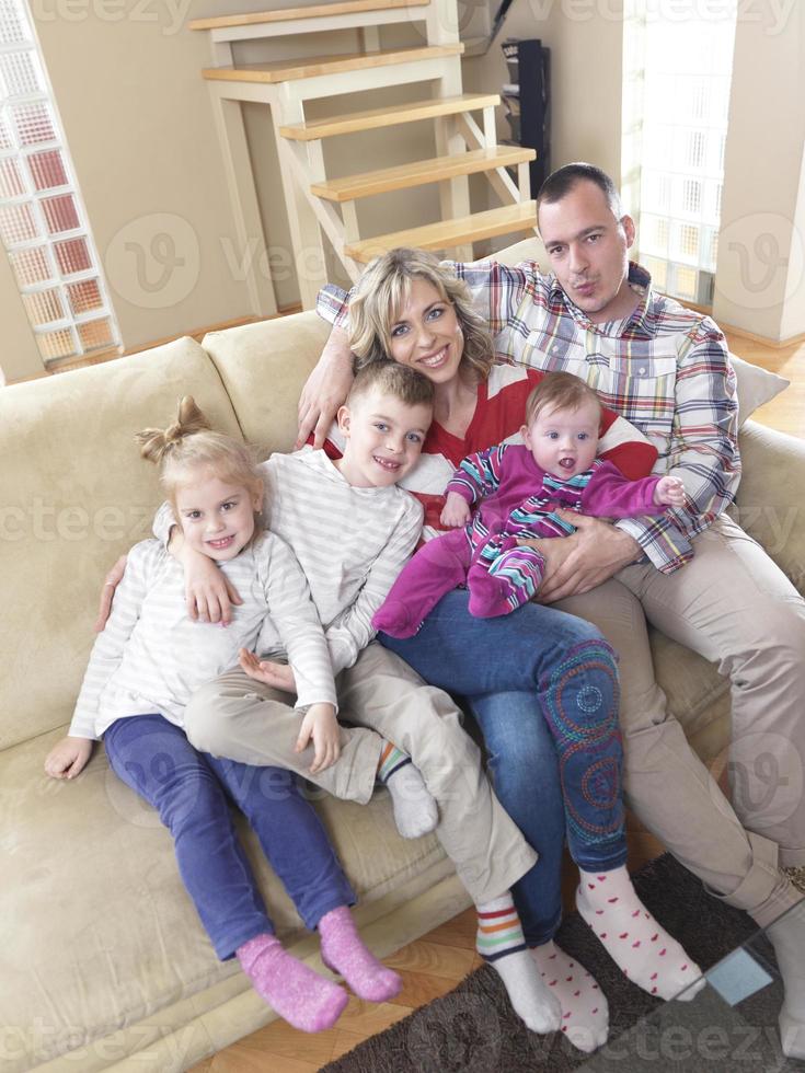 familia joven feliz en casa foto