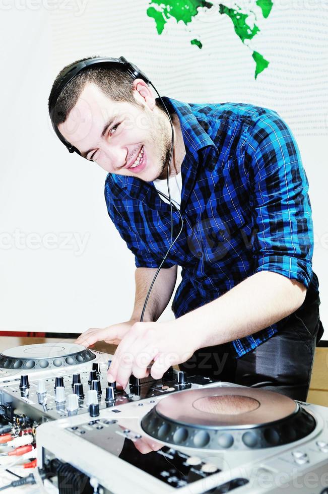 dj on party photo