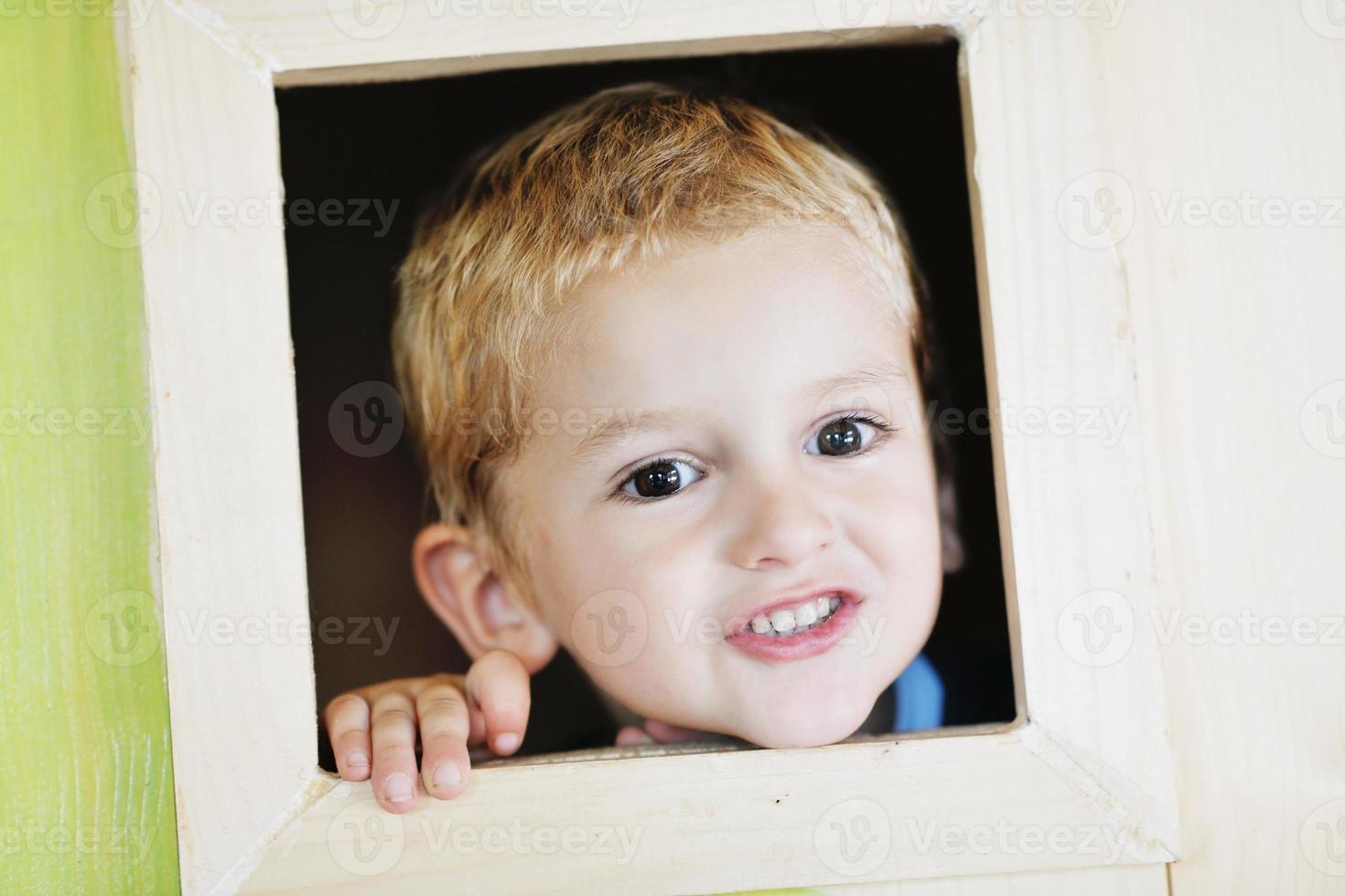 niño feliz en una ventana foto
