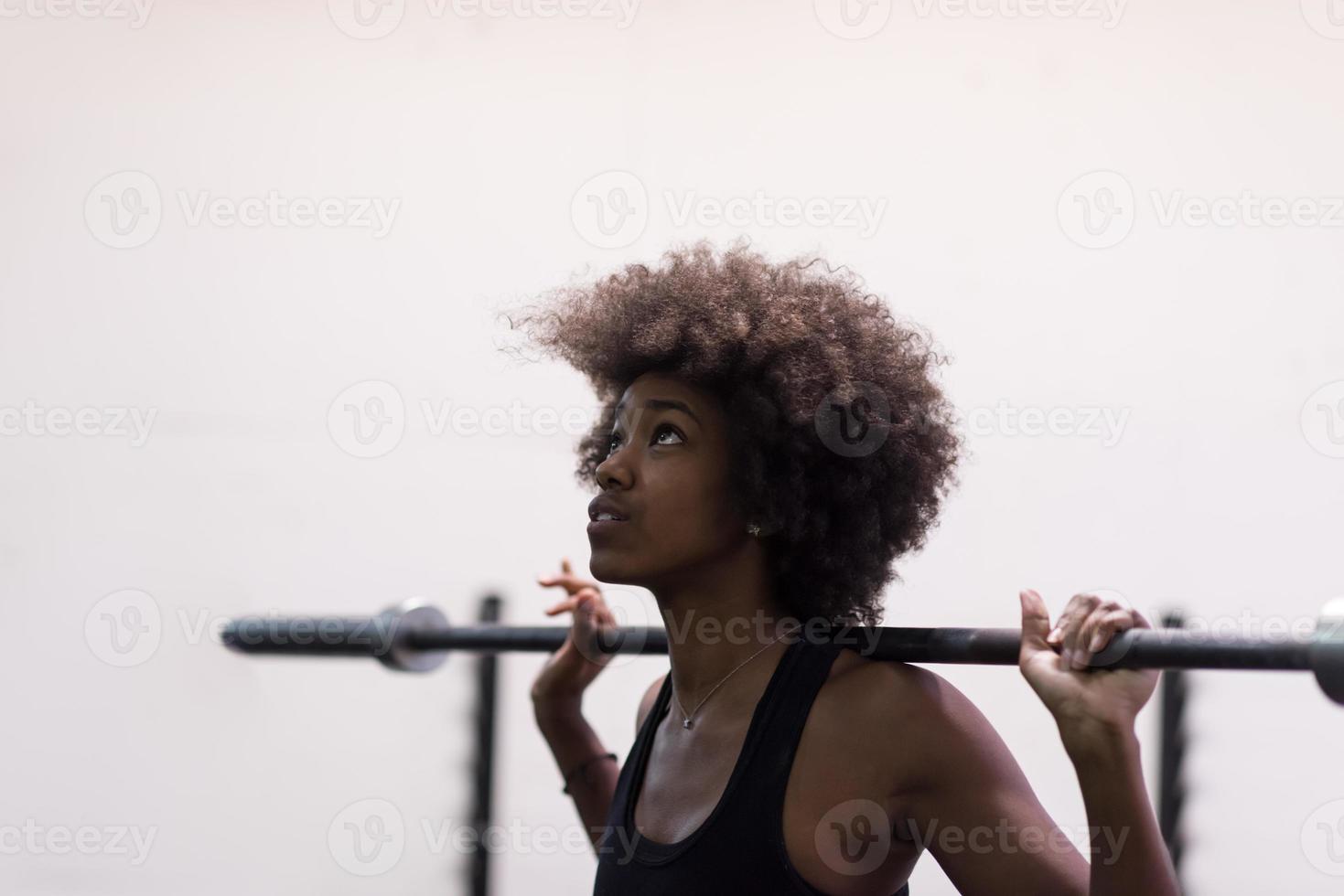 black woman lifting empty bar 11296349 Stock Photo at Vecteezy