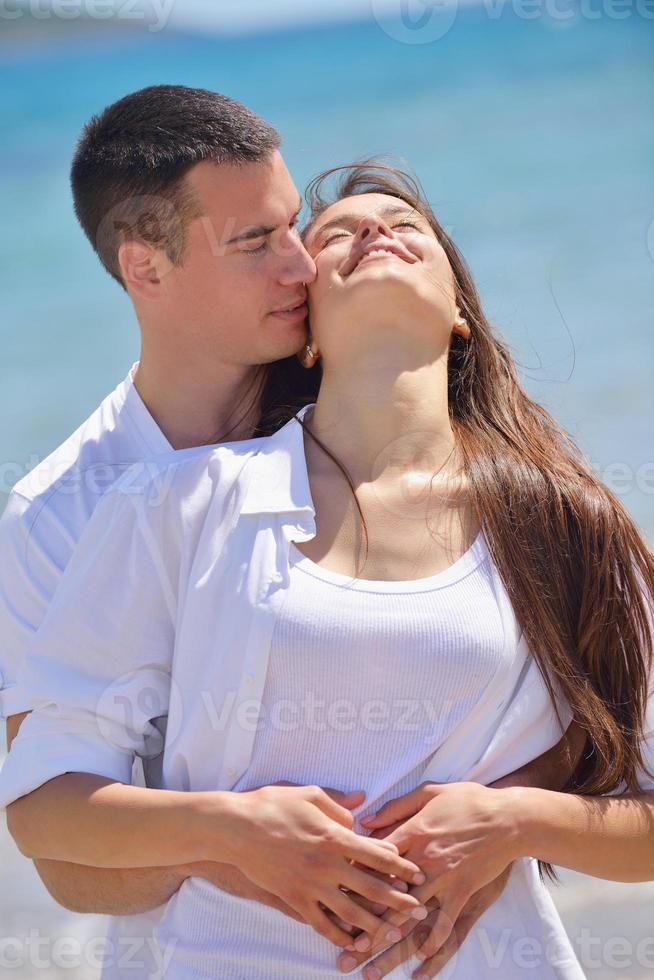 pareja feliz divertirse en la playa foto