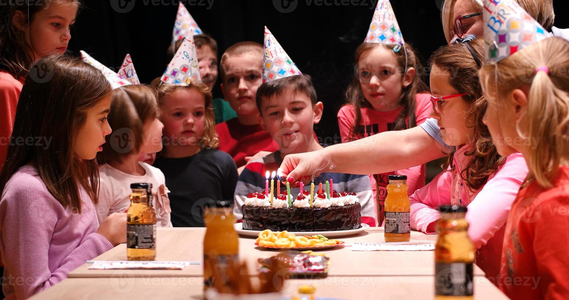 el joven celebrando alegremente su cumpleaños foto