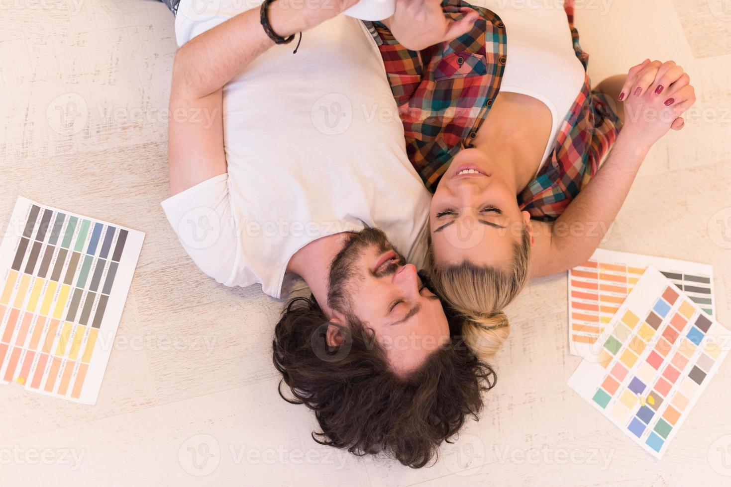 feliz pareja joven relajándose después de pintar foto