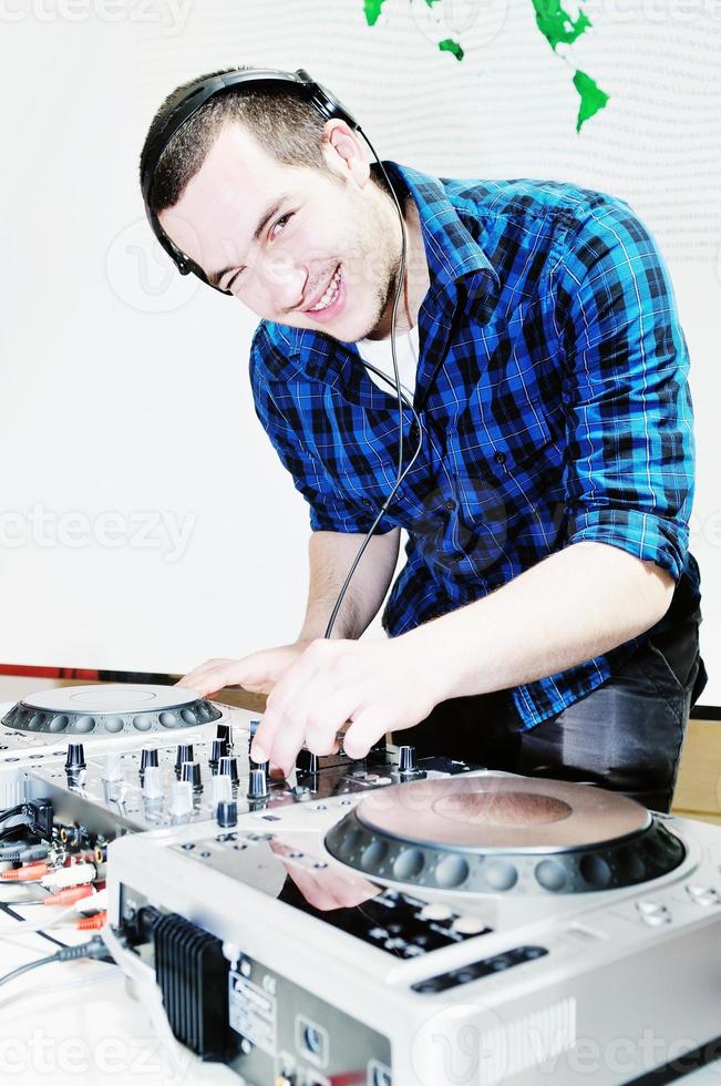 dj on party photo