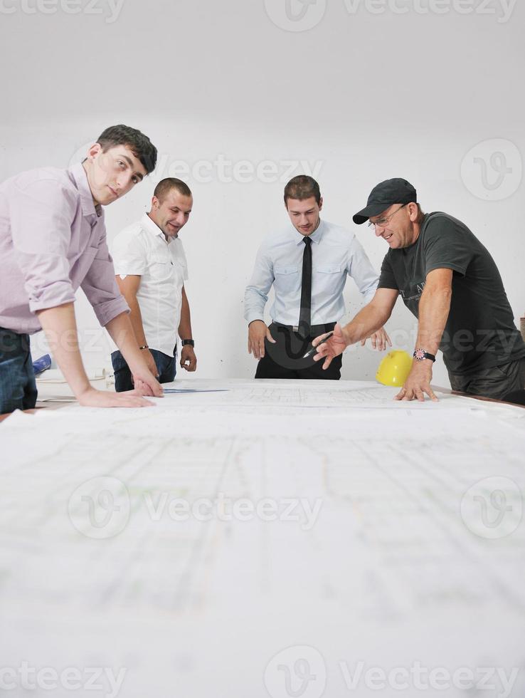 equipo de arquitectos en el sitio de construcción foto