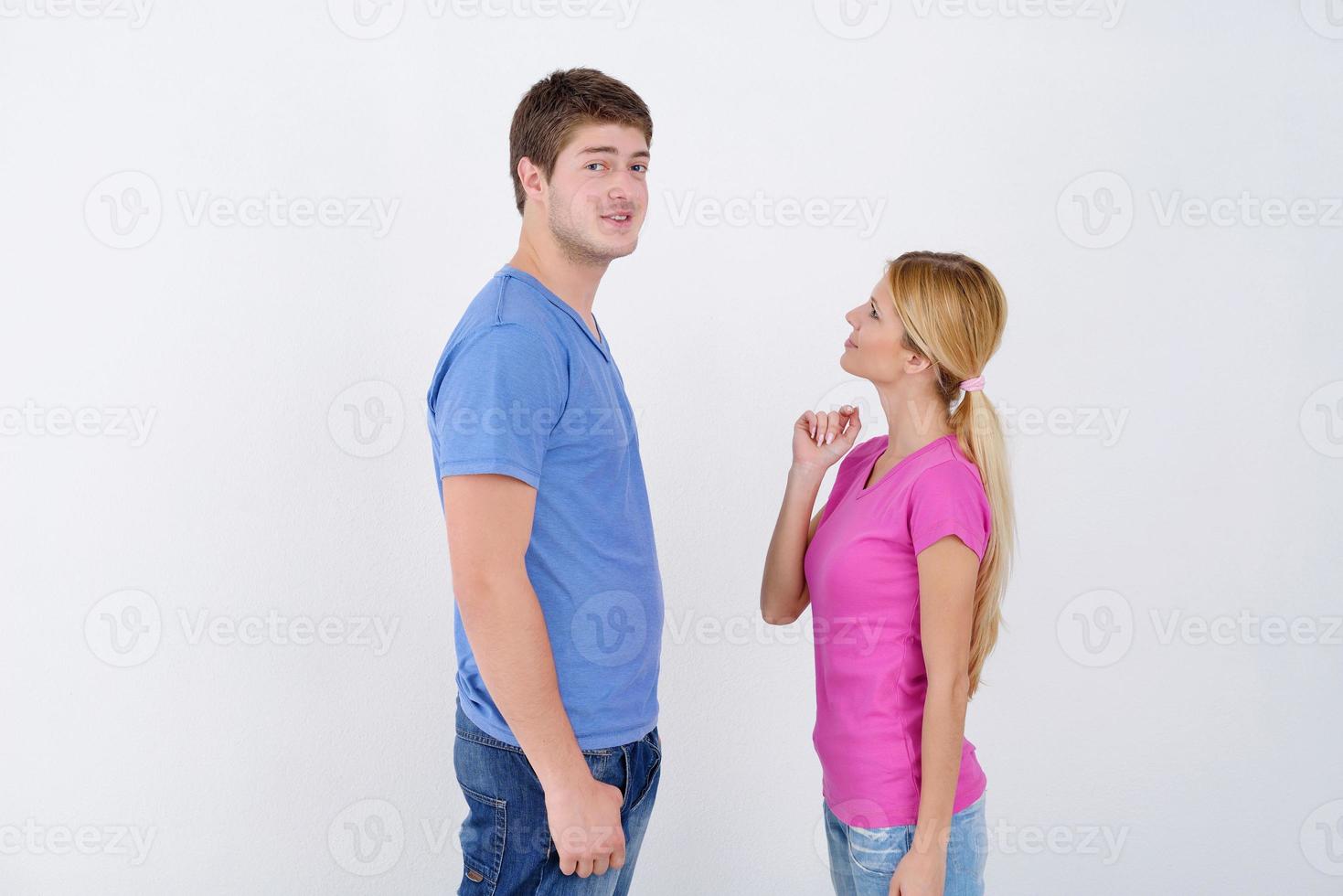 pareja feliz pintando una pared en su nuevo hogar foto