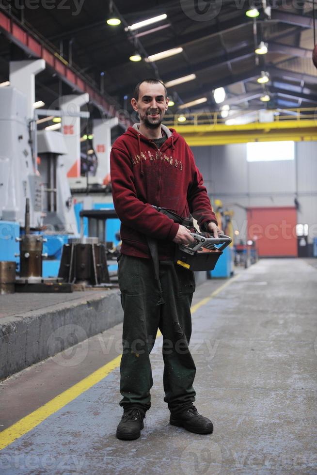 trabajadores de la industria personas en fábrica foto