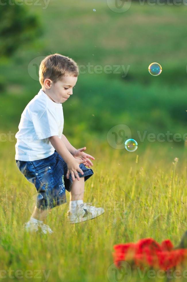 niño y burbujas foto